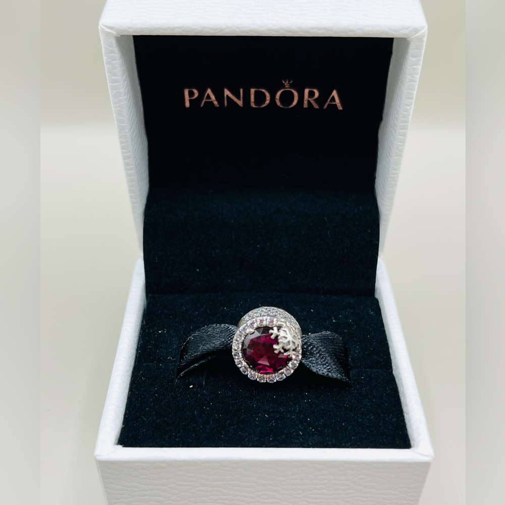 PANDORA Dazzling CZ Snowflake
Cerise Sterling Silver S925 Charm 797555NCC